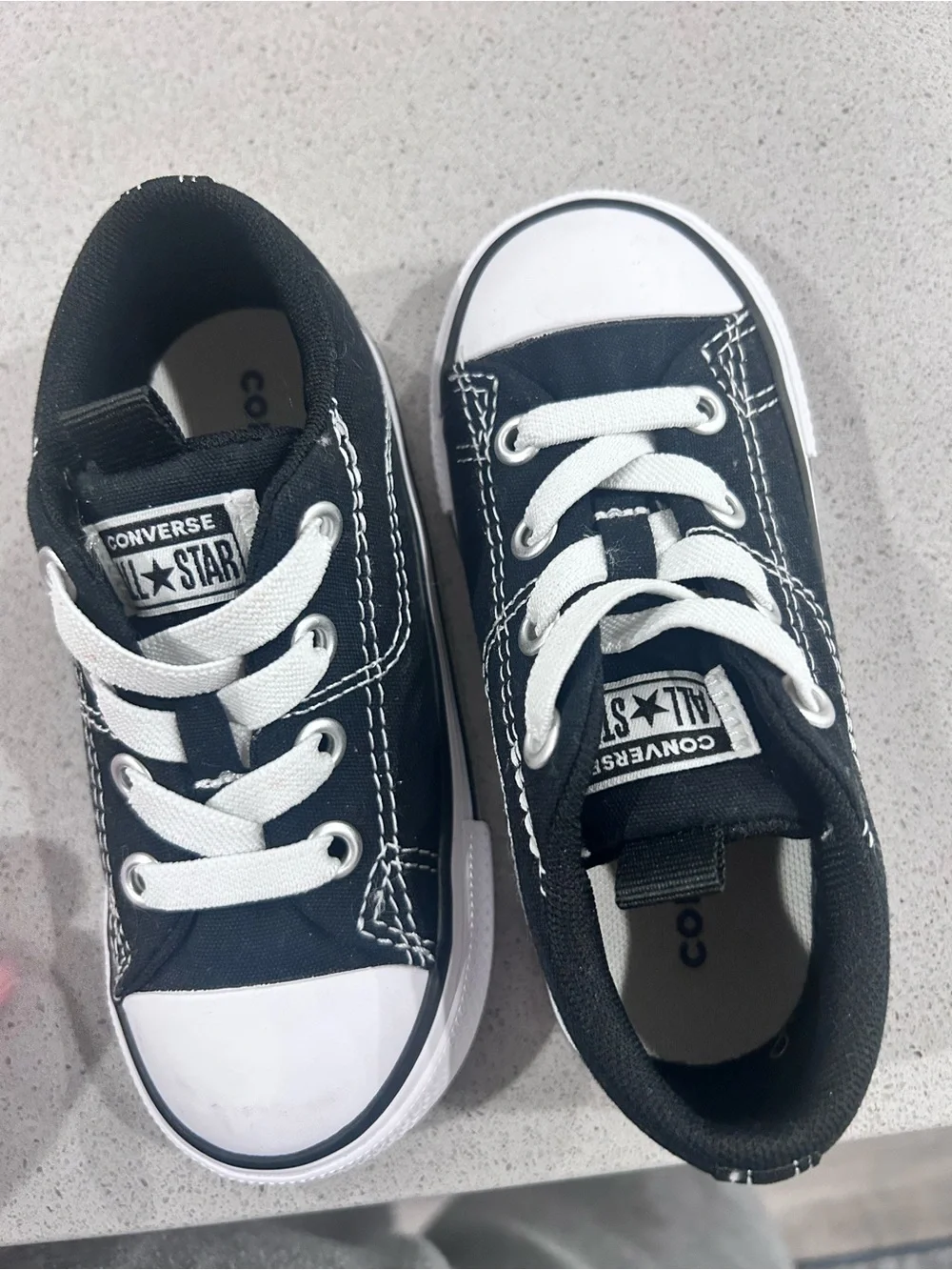 Converse Kids Low Top Sneakers - Black and White Sz 8 EUC